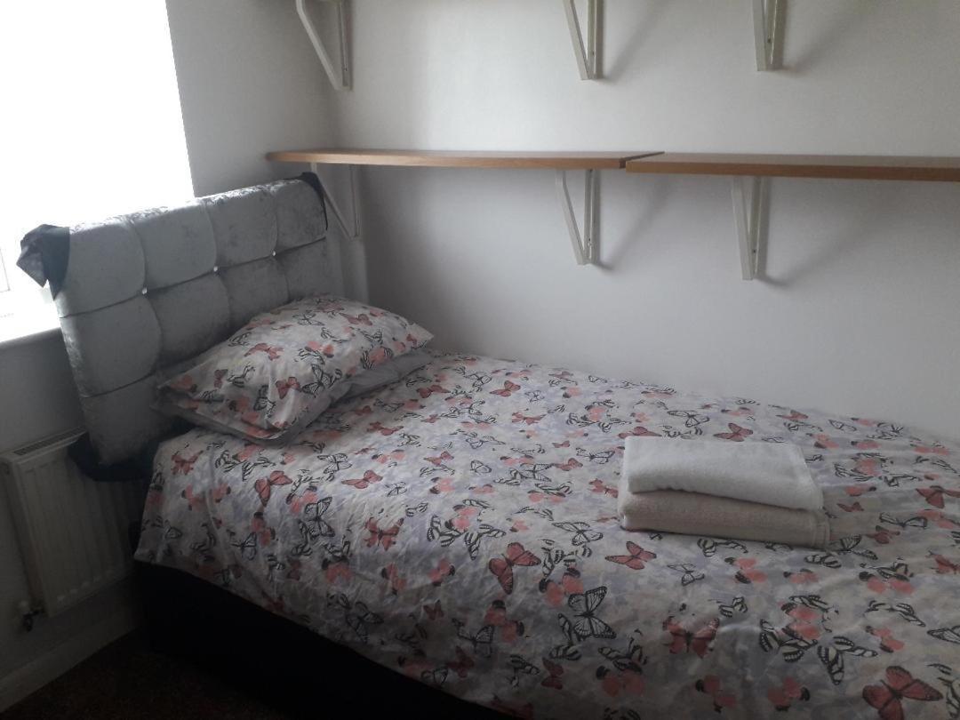 Villa 5 Bed House With Free Secure Parking In Pleasant Quiet Location Wolverhampton Exterior foto