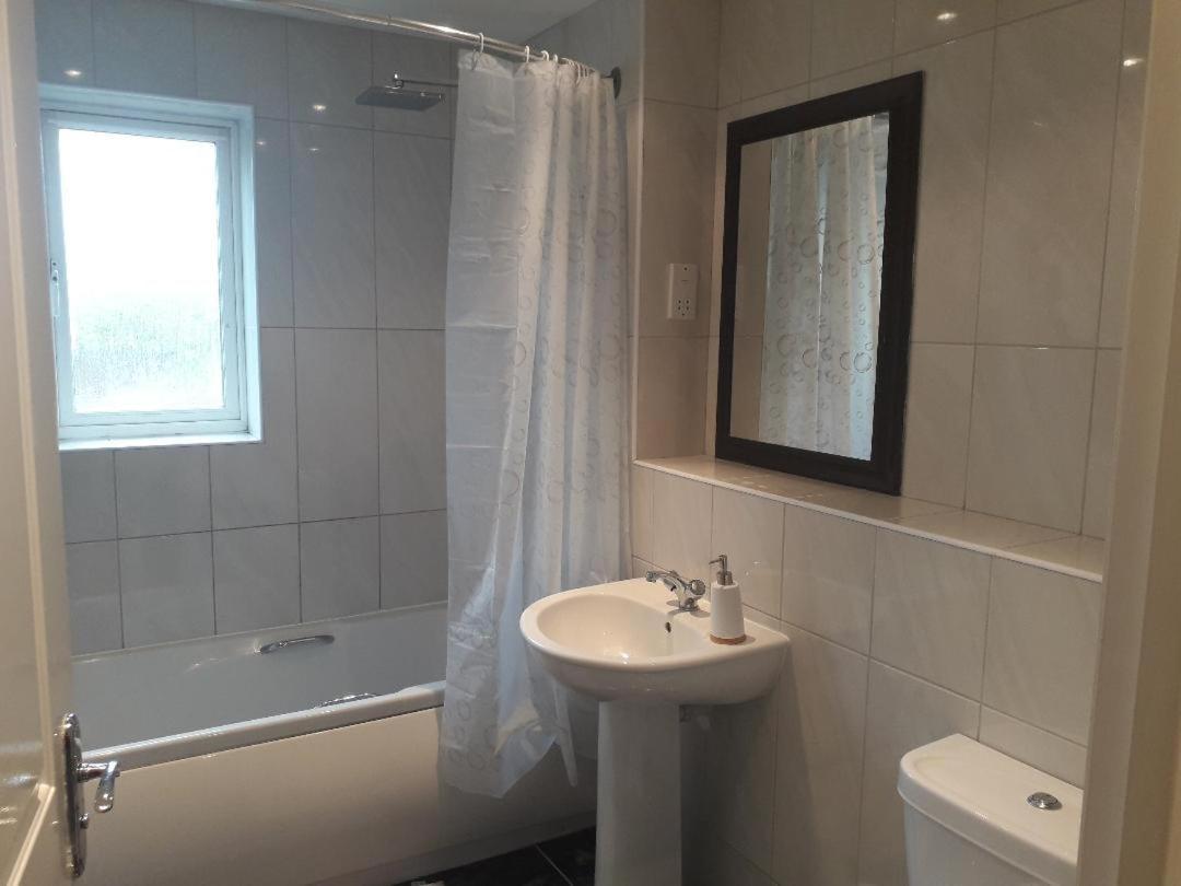 Villa 5 Bed House With Free Secure Parking In Pleasant Quiet Location Wolverhampton Exterior foto
