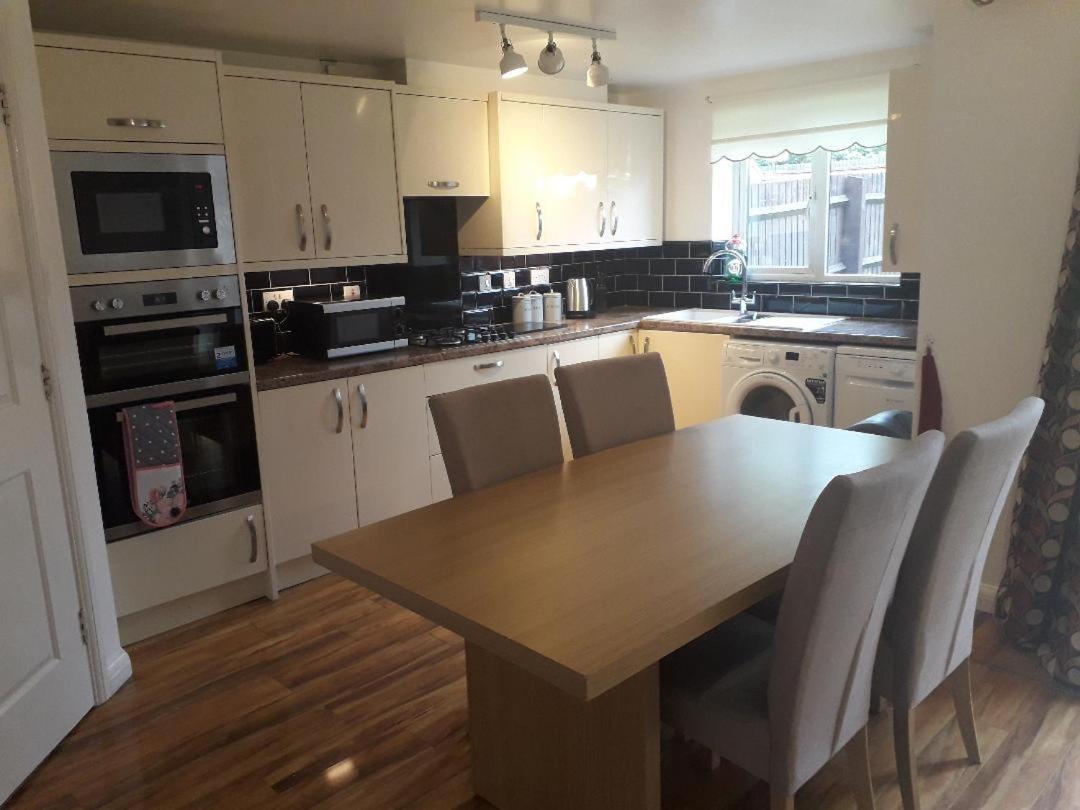 Villa 5 Bed House With Free Secure Parking In Pleasant Quiet Location Wolverhampton Exterior foto