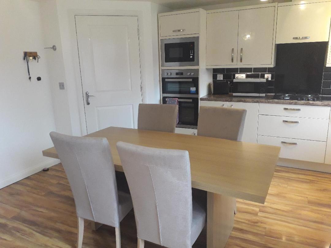 Villa 5 Bed House With Free Secure Parking In Pleasant Quiet Location Wolverhampton Exterior foto