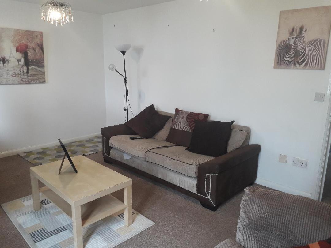 Villa 5 Bed House With Free Secure Parking In Pleasant Quiet Location Wolverhampton Exterior foto