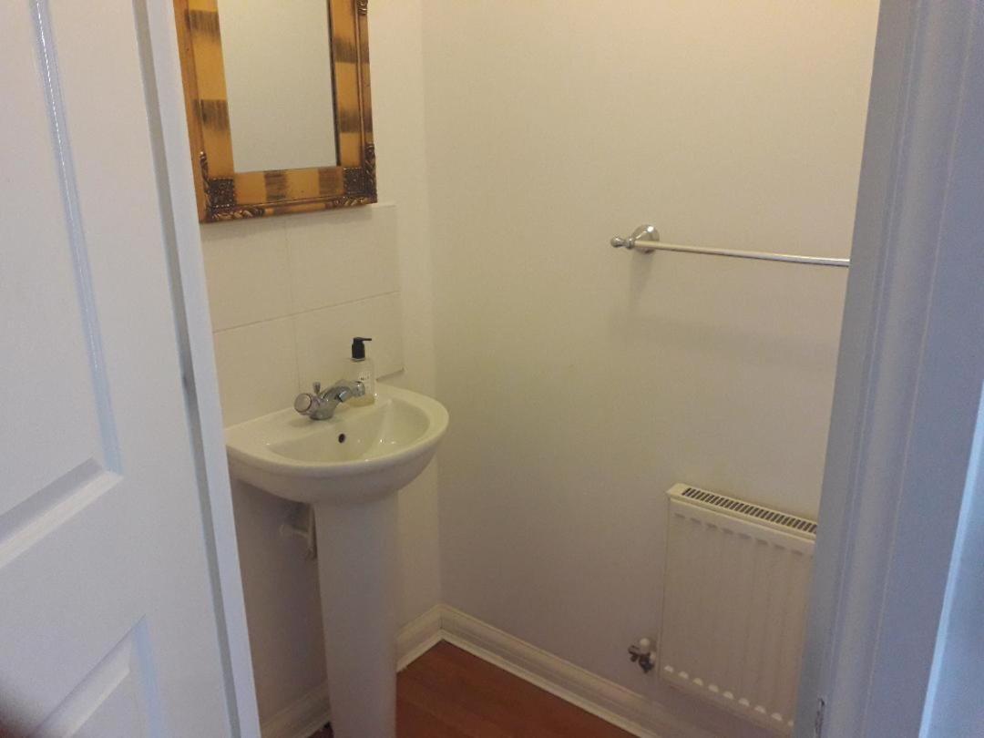 Villa 5 Bed House With Free Secure Parking In Pleasant Quiet Location Wolverhampton Exterior foto
